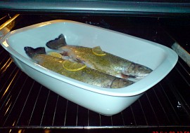 Pstruzi s bylinkovými bramborami (Rybky v procesu pečení)