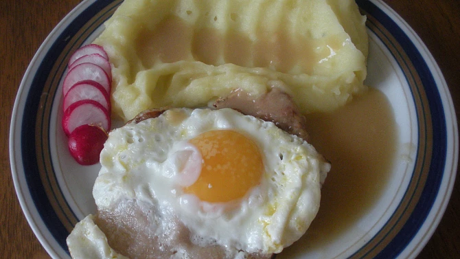 Roštěná se šunkou a vejcem