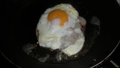 Roštěná se šunkou a vejcem