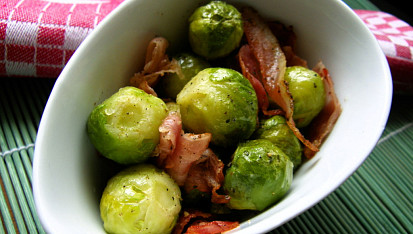 Růžičková kapusta se slaninou