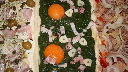 Rychlá pizza (nejen pro Vaška), před upečením...