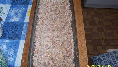 Sekaná v srnčím hřbetu, ...sekanou asi v tloušťce 1cm "naplácáme" na stěny formy...