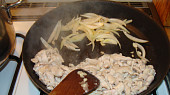Široké nudle s kuřecím masem a žampiony, Restování masa s cibulí a česnekem