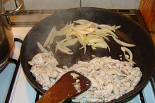 Restování masa s cibulí a česnekem
