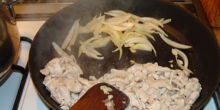 Restování masa s cibulí a česnekem