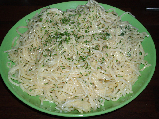 Špagety s česnekovou omáčkou