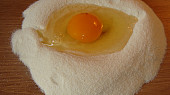 Strouhání, drobení, mrvenička - zavářka do polévky, Rozklepnuté vajíčko