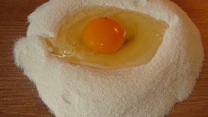 Strouhání, drobení, mrvenička - zavářka do polévky, Rozklepnuté vajíčko