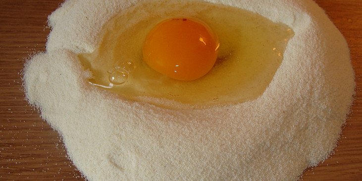 Strouhání, drobení, mrvenička - zavářka do polévky (Rozklepnuté vajíčko)