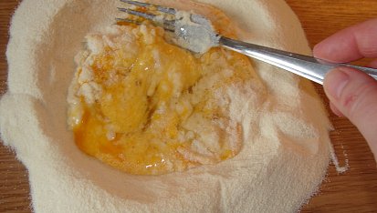Strouhání, drobení, mrvenička - zavářka do polévky, Zapracování mouky do vajíčka