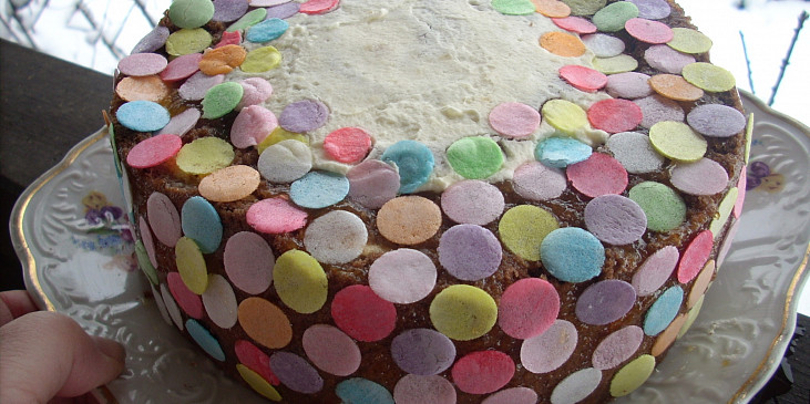 Točený dort jednoduše zdobený