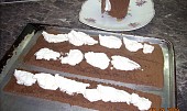 Točený dort s marcipánovou šlehačkou (Rozkrájíme a naneseme krém)