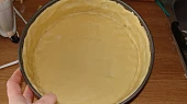 Tvarohový koláč s citrónem, Těstem vyložená forma