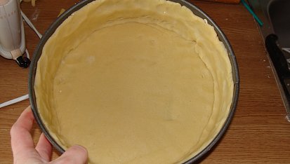 Tvarohový koláč s citrónem, Těstem vyložená forma