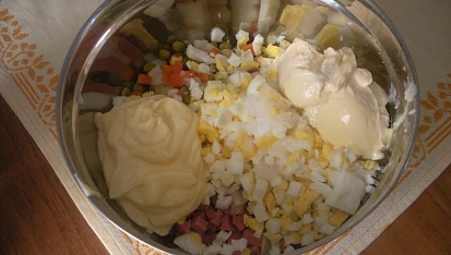 Vajíčková tlačenka, Všechno nakrájené jen zamíchat a přidat želatinu