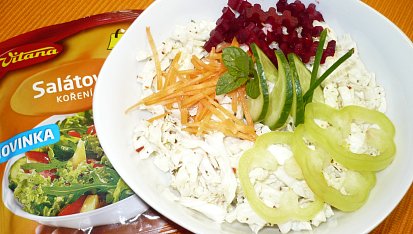 Vepřové maso na bramborách  a květáku v římském hrnci, zeleninový salát