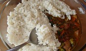 Vepřové ragů s rýžovou peřinkou, Vrstvení rýže