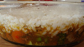 Vepřové ragů s rýžovou peřinkou, Průřez před pečením