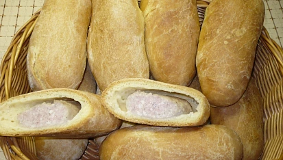 Zapečená vinná klobása v kynutém těstě