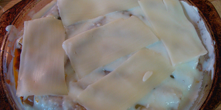 Zapečené cannelloni s masovou náplní (Obě vrstvy zality a pokryty sýrem)