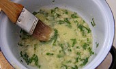 Zapečený rohlík, máslo s česnekem a bazalkou
