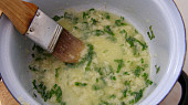 Zapečený rohlík, máslo s česnekem a bazalkou