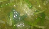 Zelená česneková polévka, detail polévky