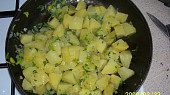 Zelené brambory, ...po přidání petrželkové natě směs zamícháme s nakrájenými brambory...