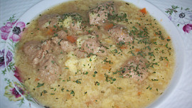 Zeleninová polievka so sójovými kockami