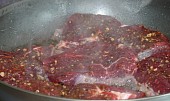 Biftek, opékáme 3-4 minuty z každé strany