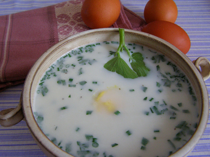 Bramborová krémová polévka s vejci, s plátky vajec vařenými natvrdo
