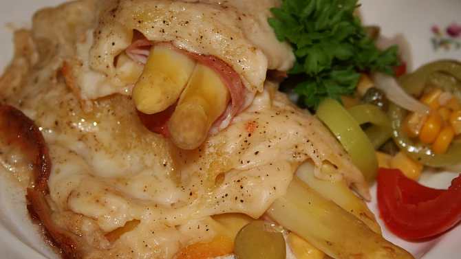 Cannelloni s chřestem a parmezánovou peřinkou