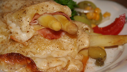 Cannelloni s chřestem a parmezánovou peřinkou