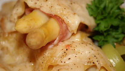 Cannelloni s chřestem a parmezánovou peřinkou