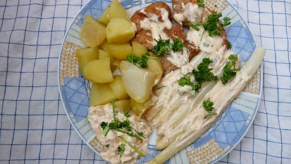 Chřest s tvarohovým přelivem a  vepřovými plátky, hotovo