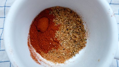 Chřest s tvarohovým přelivem a  vepřovými plátky