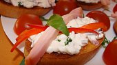 Cottage pomazánka s bazalkou, Cottage pomazánka s bazalkou na opeč.toastu