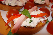 Cottage pomazánka s bazalkou na opeč.toastu