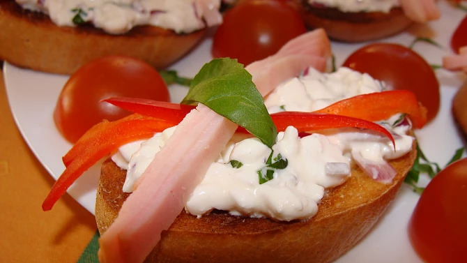 Cottage pomazánka s bazalkou, Cottage pomazánka s bazalkou na opeč.toastu