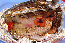 Dědkův kapr právě rozbalený z grilu