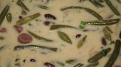 Fazolovo-fazolková polévka s klobáskou, promíchané se zakysanou smetanou