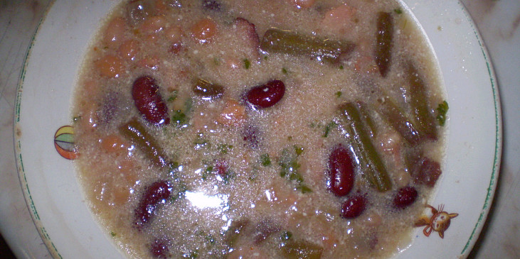 Fazolovo-fazolková polévka s cizrnou a uzenou šunkou