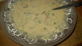Houbovo-smetanová polévka se sýrem a koprem