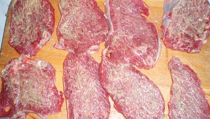 Hovězí na pivě, potřeme hořčicí