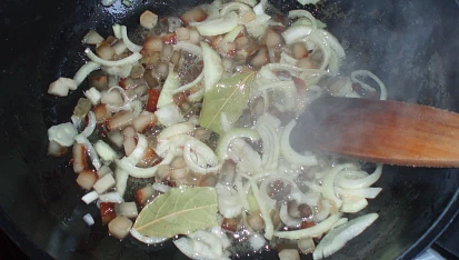 Hovězí na pivě, cibule, špek a koření