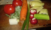 Hovězí obklopené zeleninkou, připravená zeleninka