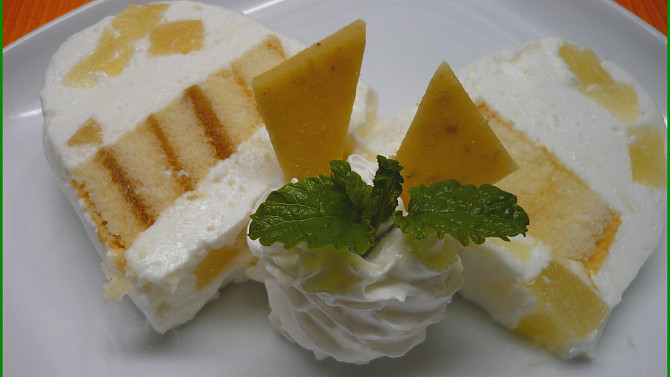Jogurtové ovocné řezy - nepečené, Děláno v amarounové formě, s ananasem a piškotovou roládou.