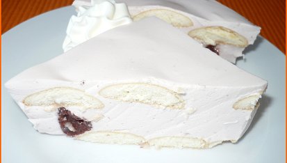 Jogurtové ovocné řezy - nepečené, Použitý jahodový jogurt a kompot, piškoty a děláno v pekáčku