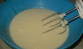 Kokosovo-jablková bábovka, šleháme cukry s vajíčkama