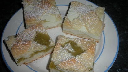 Křehký mřížkový moučník s rebarborou a tvarohem